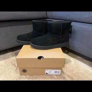 NIB UGG Classic Mini Logo Zip size 6